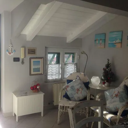 50 Metri Dal Mare Zona Pedonale 4° Piano No Ascensore